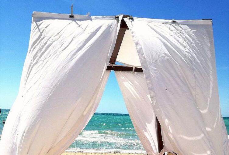 Вид на участок Красного моря на территории Иордании и особая форма пляжных тентов Вид на участок Красного моря на территории Иордании и особая форма пляжных тентов