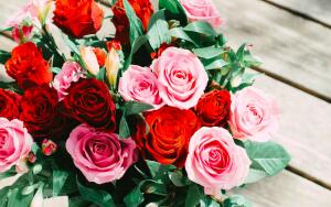 Цветы в подарок. Как сочетать в букете розы разных оттенков?
