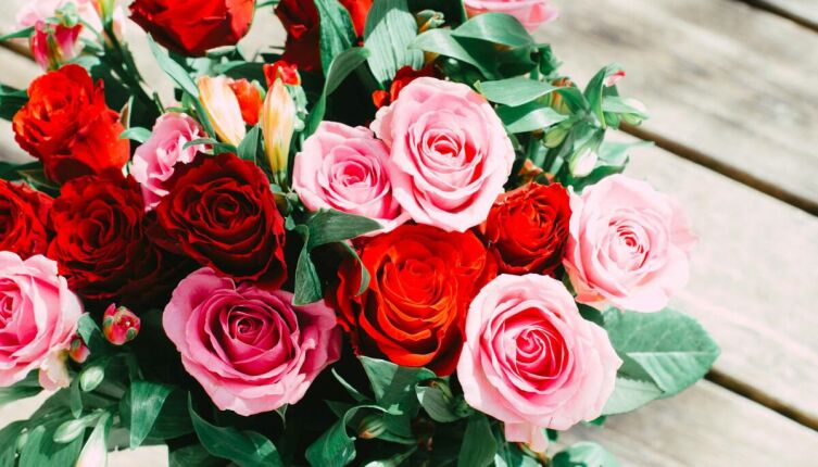 Цветы в подарок. Как сочетать в букете розы разных оттенков?