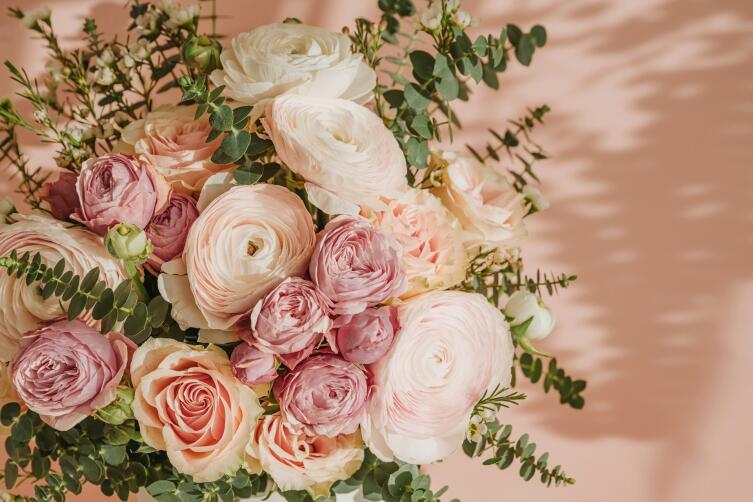Цветы в подарок. Как сочетать в букете розы разных оттенков?
