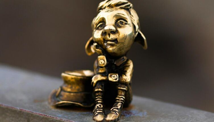 У музея изобразительных искусств нас поджидал мечтательный, пишущий стихи Папа Лео