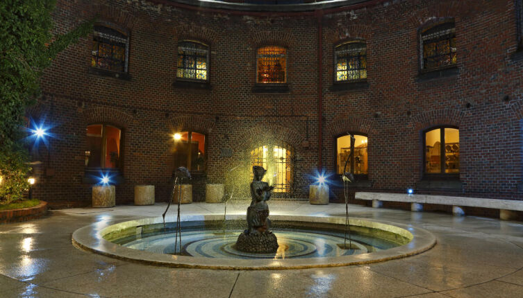 Внутренний дворик Музея янтаря и фонтан со скульптурой «Девушка с янтарем»