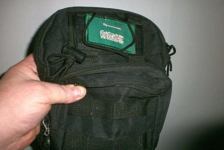 Типичный аксессуар туриста из Саудовской Аравии с флагом страны