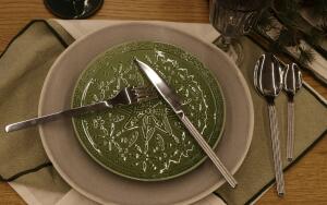 В качестве горячего новогоднего блюда можно приготовить гуся с яблоками. 