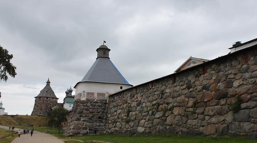 Стены Соловецкой крепости, возведённой в 1582—1594 гг. под руководством монаха Трифона, уроженца поморского села Ненокса, мощные, сложены из огромных эрратических (ледниковых) валунов