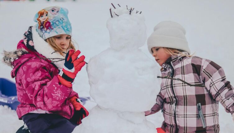 Зимние забавы: в какие игры играют дети?