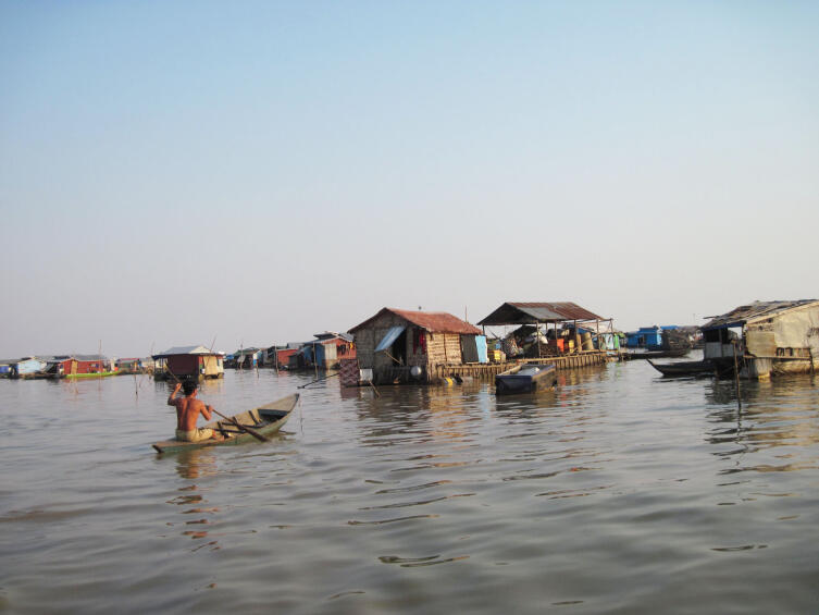 Плавучая деревня недалеко от места сбора риса