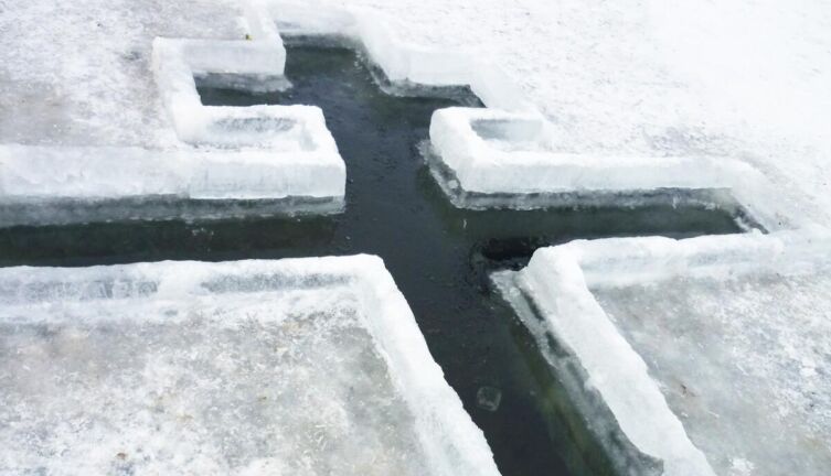 Когда и как набирать крещенскую воду?