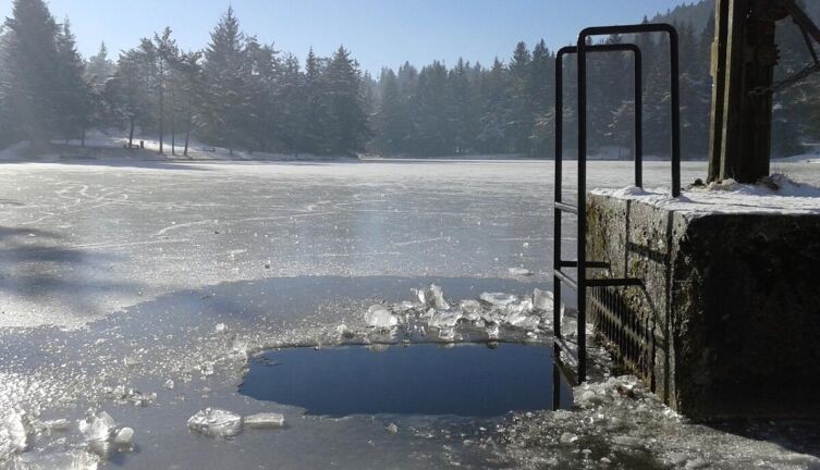 Как безопасно окунаться в ледяную воду?