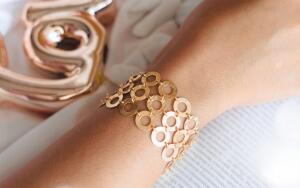 Как носить золотой браслет? Изящное украшение для завершения образа