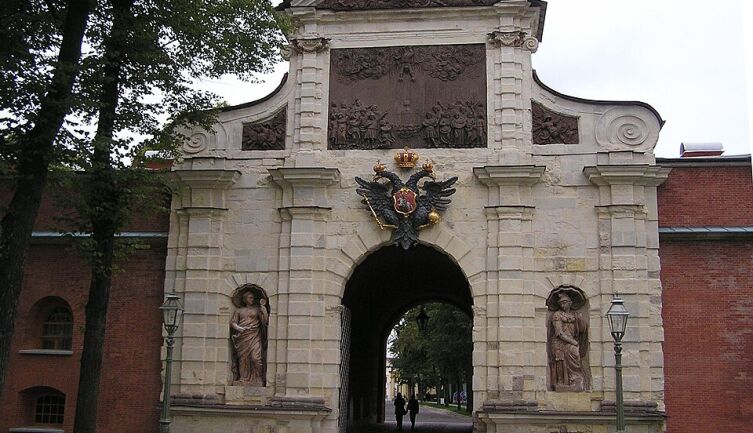 Памятники Санкт-Петербурга. Что символизируют собой Петровские ворота на входе в Петропавловскую крепость?
