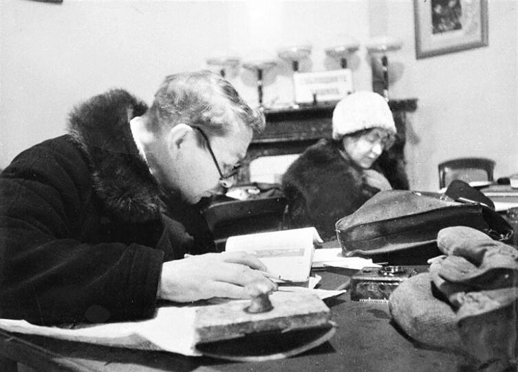 Блокадный Ленинград. Посетители читального зала библиотеки