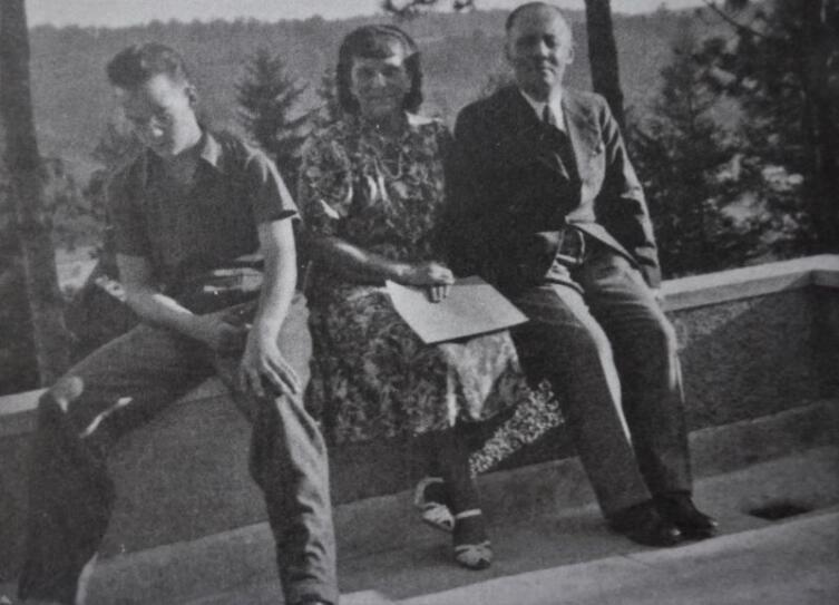 Генерал-фельдмаршал Эрвин Роммель с женой и сыном на террасе своего дома в Херрлингене