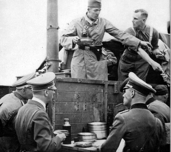 Адольф Гитлер и Эрвин Роммель у полевой кухни в Томашув-Мазовецки