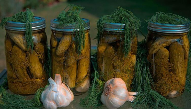 Какие салаты можно приготовить с солеными огурцами?