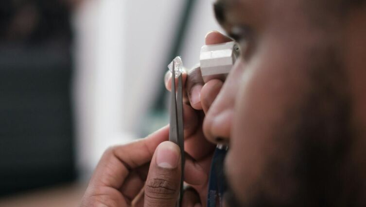 Чем обрабатывают алмазы?