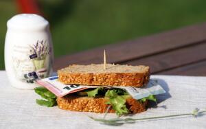 Сколько уходит денег на еду в месяц?