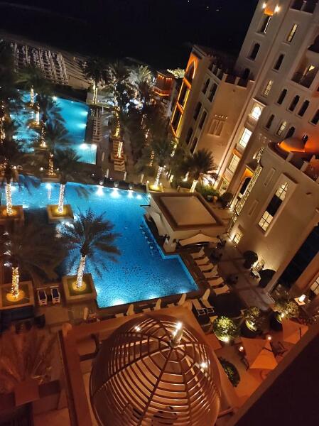 Внутренний дворик отеля «Шератон» вечером