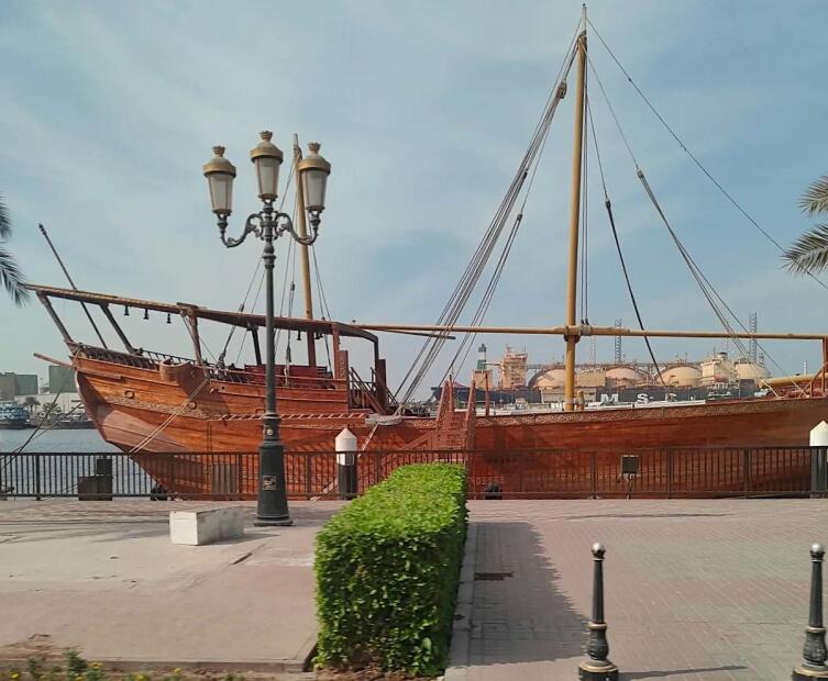 Традиционная арабская лодка «дау» в Шардже