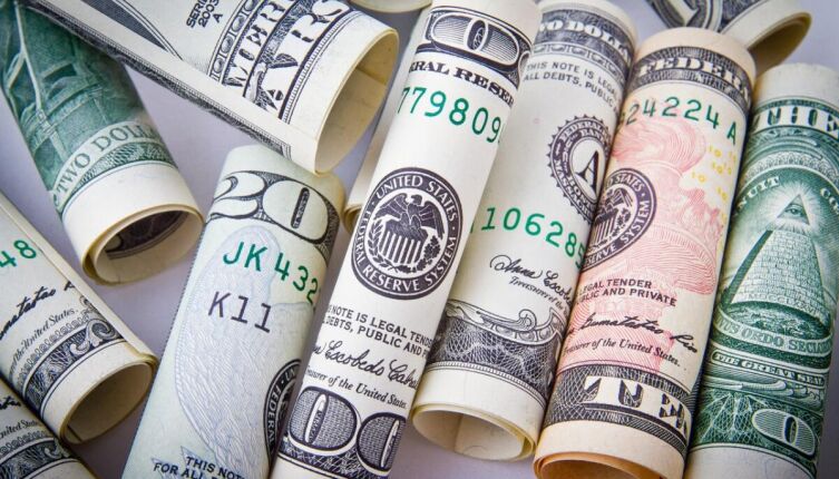 Какую валюту выгоднее покупать?