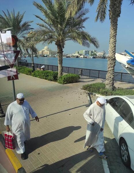 Шарджа. Горожане в традиционной арабской одежде-кандуре. Шарджа. Горожане в традиционной арабской одежде-кандуре.