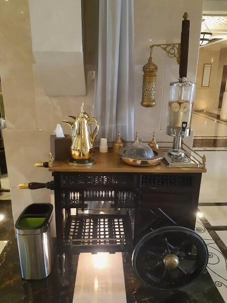 Кофе и финики для гостей отеля «Шератон»