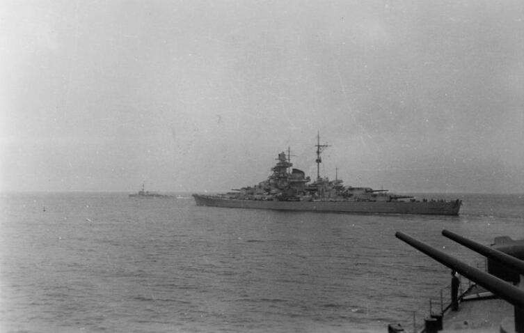 Немецкий линкор «Тирпиц» с кораблями сопровождения в открытом море Немецкий линкор «Тирпиц» с кораблями сопровождения в открытом море