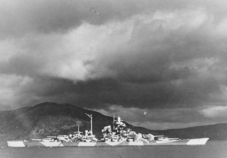 Немецкий линкор «Тирпиц» во время стоянки в Альтен фиорде Немецкий линкор «Тирпиц» во время стоянки в Альтен фиорде