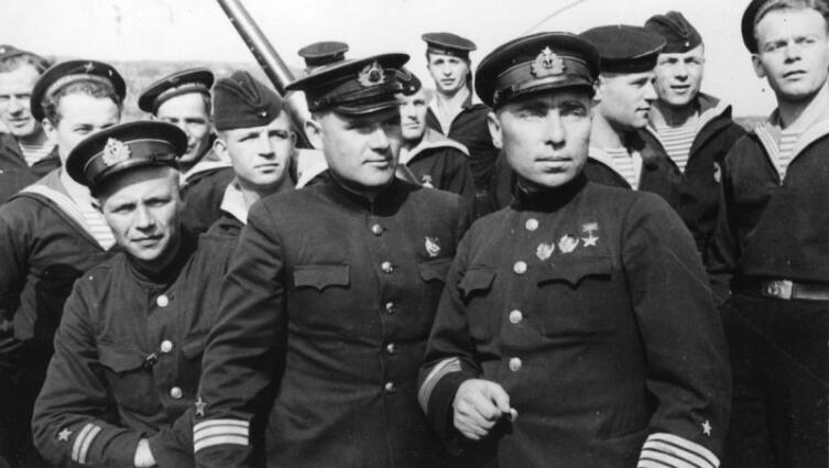 Экипаж советской подводной лодки К-21 на мостике в Полярном Экипаж советской подводной лодки К-21 на мостике в Полярном