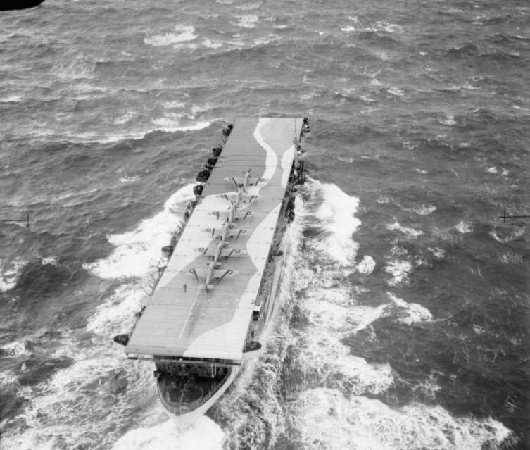 Британский эскортный авианосец «Эвенджер» в Северной Атлантике