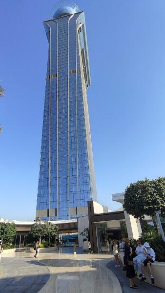 Смотровая площадка расположена на 52 этаже небоскрёба Palm Tower на высоте 240 метров