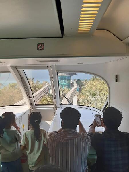 Монорельс на Пальме Джумейра без пилота (машиниста)