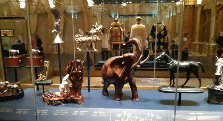 Статуэтки птиц и животных в зале с президентскими подарками