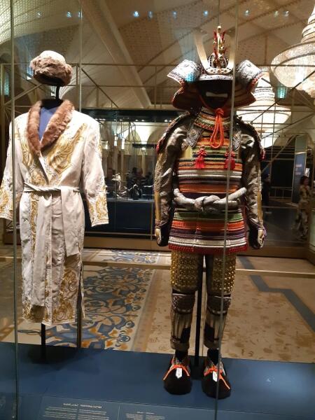 Национальные костюмы в зале с президентскими подарками