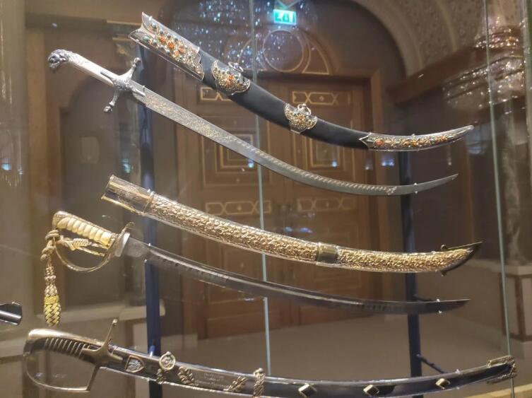 Холодное оружие в зале с президентскими подарками