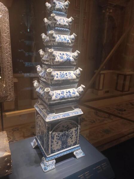  Пирамидальная ваза для тюльпанов из Делфта в зале с президентскими подарками