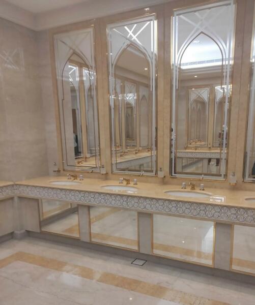 Туалет, инкрустированный золотом, в президентском дворце