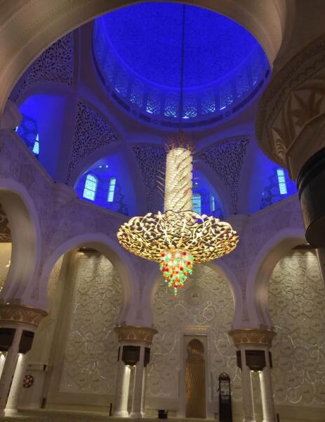 Самая большая люстра в Мечети шейха Заида