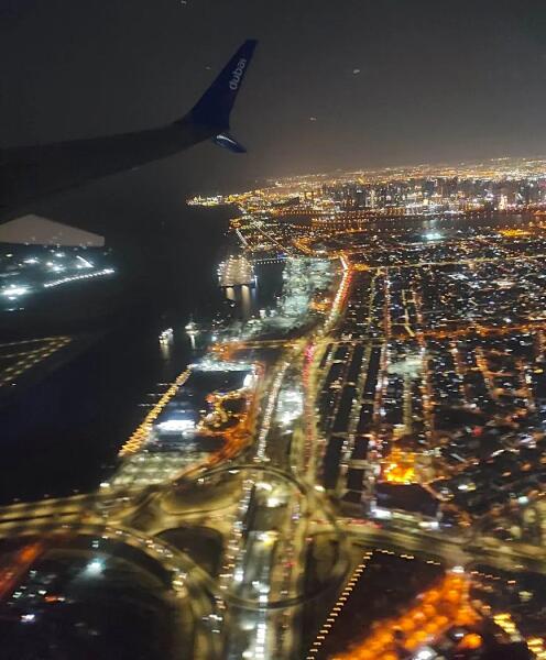 Дубай остается под крылом самолета