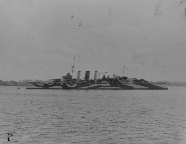 Австралийский тяжелый крейсер «Австралия» стоит в порту