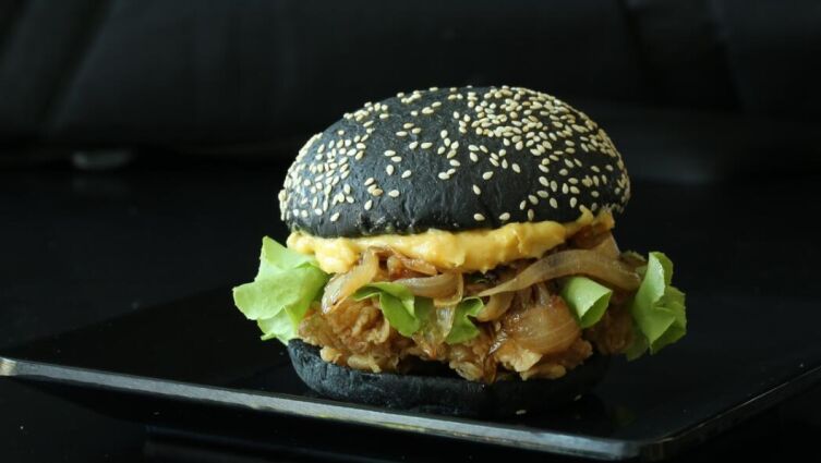 Как приготовить чёрный бургер?