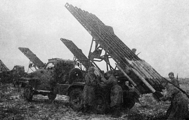 Красноармейцы заряжают гвардейский реактивный миномет БМ-13 «Катюша» Красноармейцы заряжают гвардейский реактивный миномет БМ-13 «Катюша»