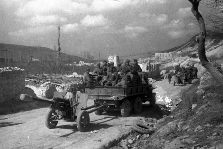 Колонна советского артиллерийского подразделения в районе села Дуванкой под Севастополем Колонна советского артиллерийского подразделения в районе села Дуванкой под Севастополем