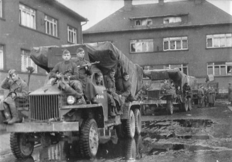 Боевые машины реактивной артиллерии БМ-13 «Катюша» на улице западноевропейского города Боевые машины реактивной артиллерии БМ-13 «Катюша» на улице западноевропейского города