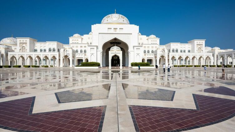 Какие достопримечательности Абу-Даби вызывают восхищение и изумление?