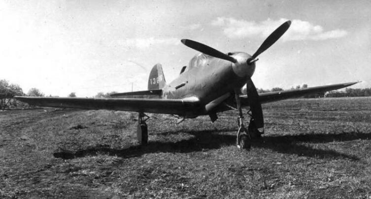 Американский истребитель P-39 «Аэрокобра» на полевом аэродроме Американский истребитель P-39 «Аэрокобра» на полевом аэродроме