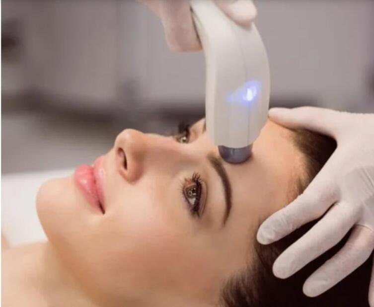 Как выглядеть моложе без радикальных вмешательств: разбор возможностей косметологии