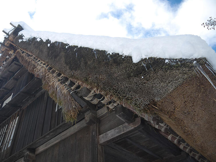 Настил из соломы на крыше старого дома
