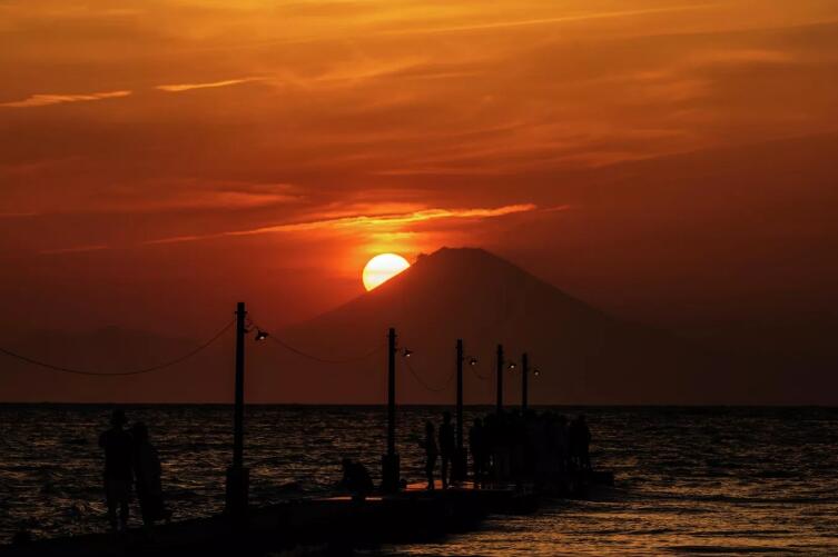 Вид на вулканический массив Фудзияма при закате