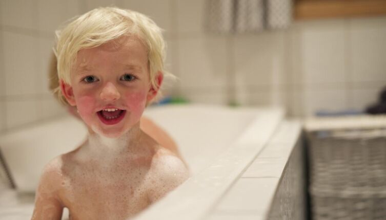 Закаливание: как укрепить здоровье ребенка?